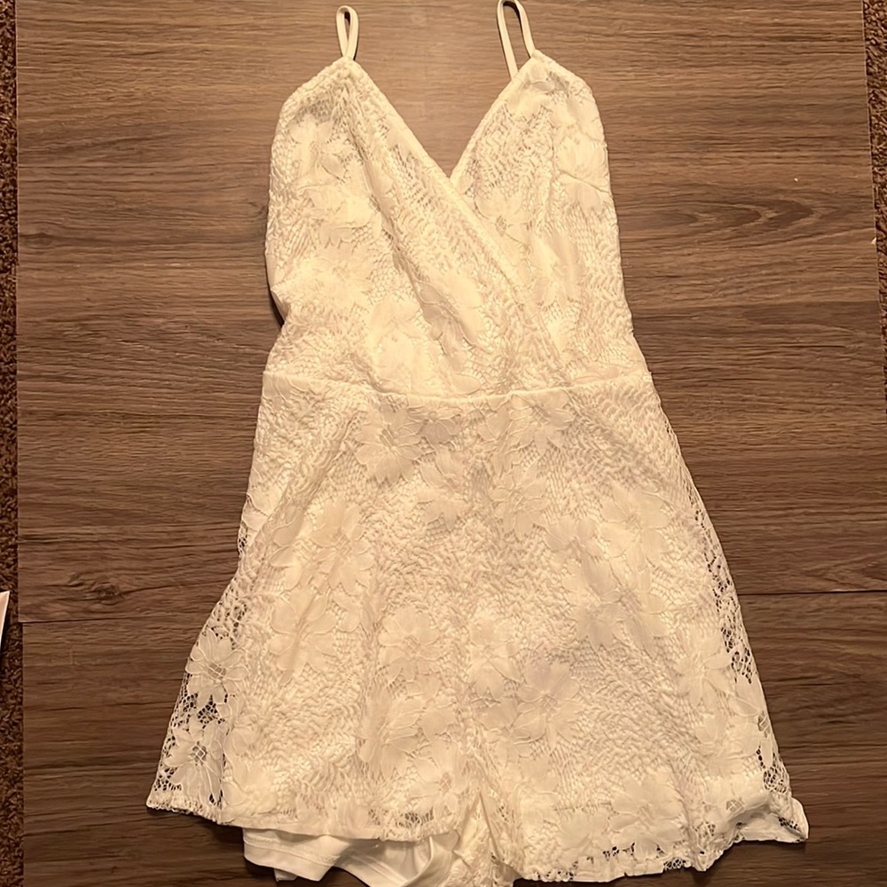 White lace romper with tie and adjustable straps. Size L